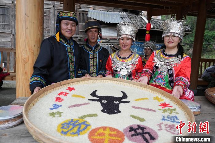 5月27日，在廣西龍勝各族自治縣馬堤鄉(xiāng)，當(dāng)?shù)孛缱迕癖姅[出牛頭造型的五彩糯飯慶?！熬磁９?jié)”?！№f吉陽(yáng) 攝