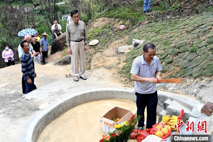 張榮恭(中)在詔安縣秀篆鎮(zhèn)北坑村張氏祖墓前祭拜先祖。　張金川 攝