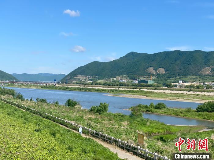 2日，圖們市噶呀河畔的晴空美景。　譚偉旗 攝