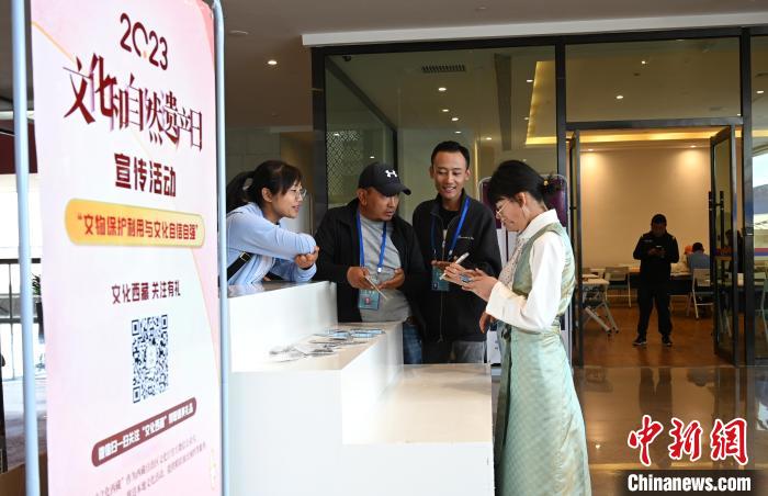 圖為在西藏博物館，工作人員向市民介紹宣傳了解西藏文化的線上平臺?！≮w朗 攝