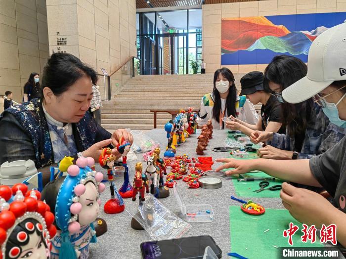 逛展聽講動動手，非遺館里開啟沉浸式體驗之旅