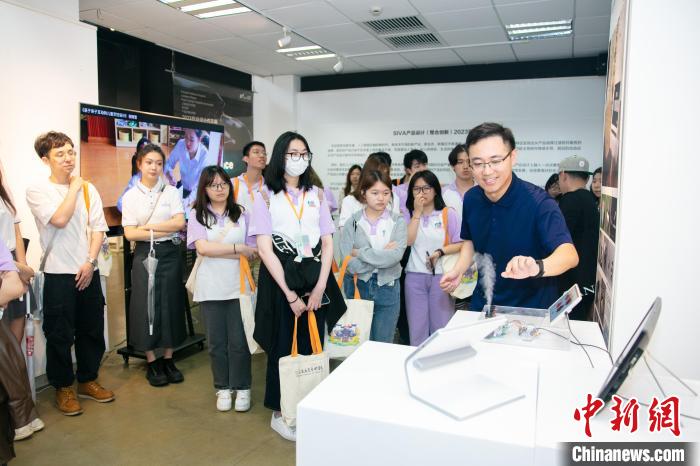 香港大學(xué)生在上海視覺(jué)藝術(shù)學(xué)院參觀畢業(yè)作品展?！↑S金 攝