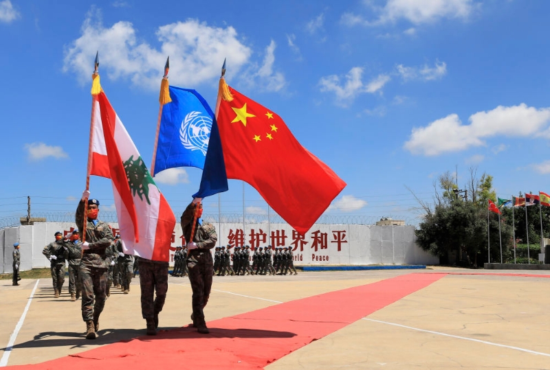 2022年7月1日，在黎巴嫩南部辛尼亞村的中國(guó)維和部隊(duì)營(yíng)區(qū)，中國(guó)維和部隊(duì)官兵在受勛后通過觀禮臺(tái)。（圖源：新華網(wǎng)）