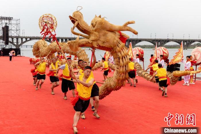 四川夾江：賽龍舟、搶鴨子熱熱鬧鬧迎端午