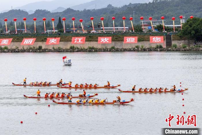 夾江青衣江上龍舟隊正在追波逐浪，一拼高低?！⒅铱?攝