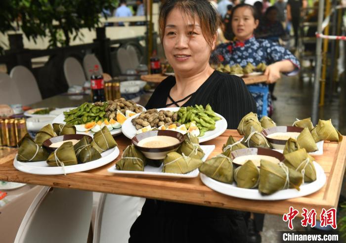 圖為服務員正在將粽子送上餐桌。　周毅 攝