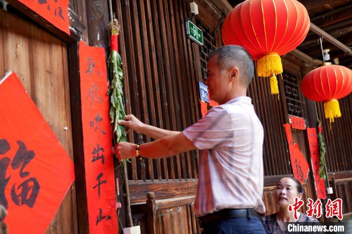 村民掛艾草、菖蒲。　永定土樓景區(qū)供圖