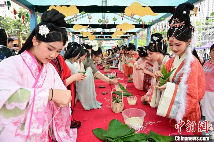 市民體驗包粽子弘揚傳承屈原文化 劉康 攝