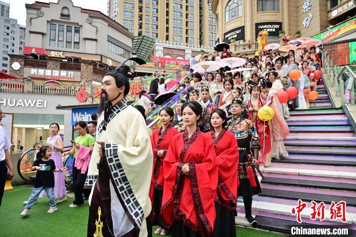 百余人身穿漢服帶市民體驗楚風古韻 劉康 攝