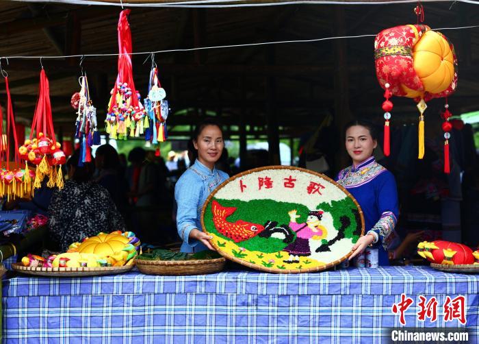 圖為歌圩節(jié)上精致漂亮的五色糯米飯?！畋厥?攝