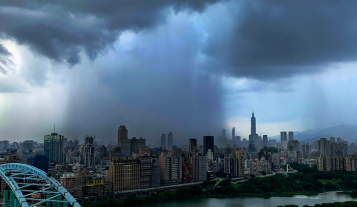 臺北市午后開始下起大雨，天空中一度出現(xiàn)雨瀑