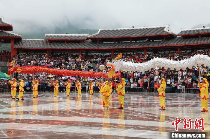 圖為現(xiàn)場演繹“五龍布雨”民間傳說。　環(huán)江縣融媒體中心供圖