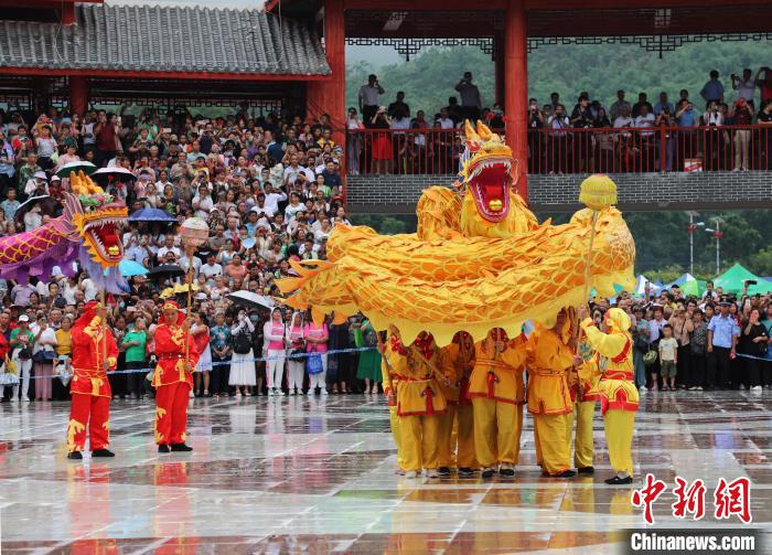 圖為現(xiàn)場演繹“五龍布雨”民間傳說?！…h(huán)江縣融媒體中心供圖