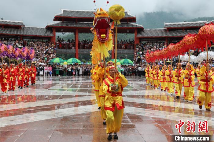 “五龍布雨”寓意著祈求毛南山鄉(xiāng)風(fēng)調(diào)雨順、五谷豐登?！…h(huán)江縣融媒體中心供圖