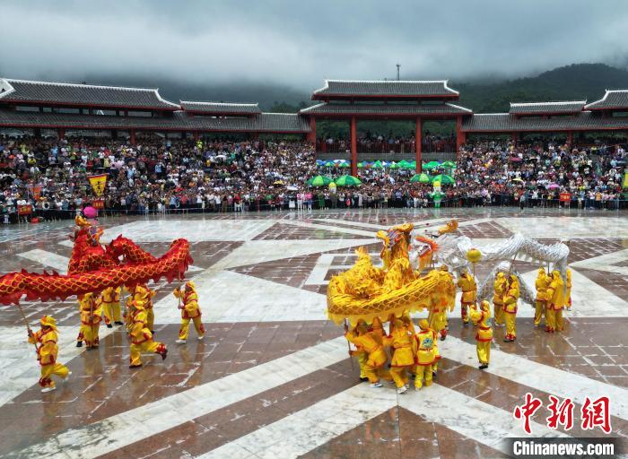 “五龍布雨”寓意著祈求毛南山鄉(xiāng)風(fēng)調(diào)雨順、五谷豐登?！…h(huán)江縣融媒體中心供圖