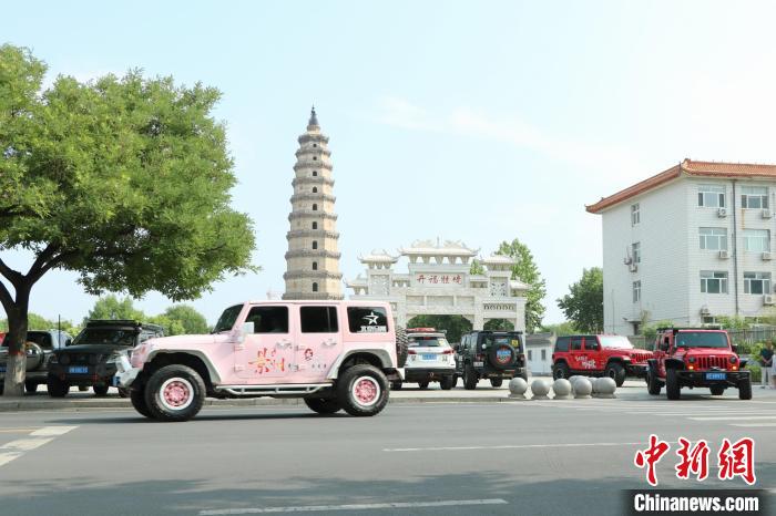 車隊正駛出景縣景州塔廣場?！顜?　攝