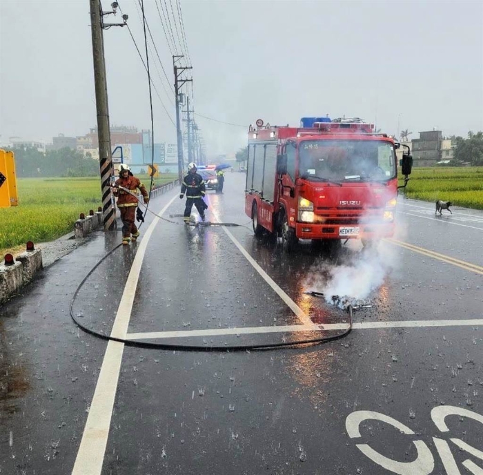 桃園平鎮(zhèn)一處電線2日下午遭雷擊，斷裂掉落路面起火