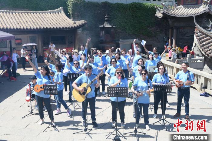 歌聲在湄洲媽祖祖廟天后宮前廣場響起?！?高亞成 攝