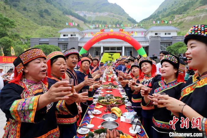 圖為民眾聚在一起吃“民族團(tuán)結(jié)飯”?！↑S晗 攝