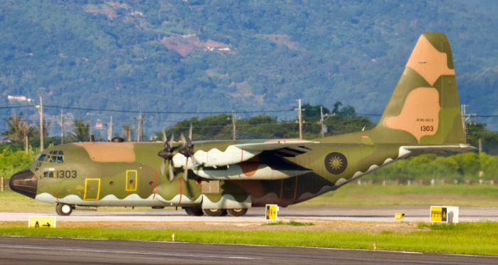 臺(tái)軍C-130運(yùn)輸機(jī)在臺(tái)東豐年機(jī)場(chǎng)進(jìn)行“漢光演習(xí)”起降預(yù)演