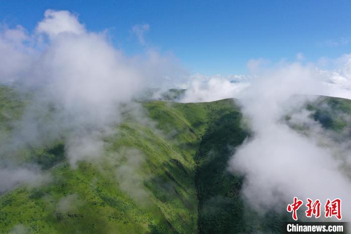 航拍賽來塘鎮(zhèn)山間云霧繚繞?！●R銘言 攝