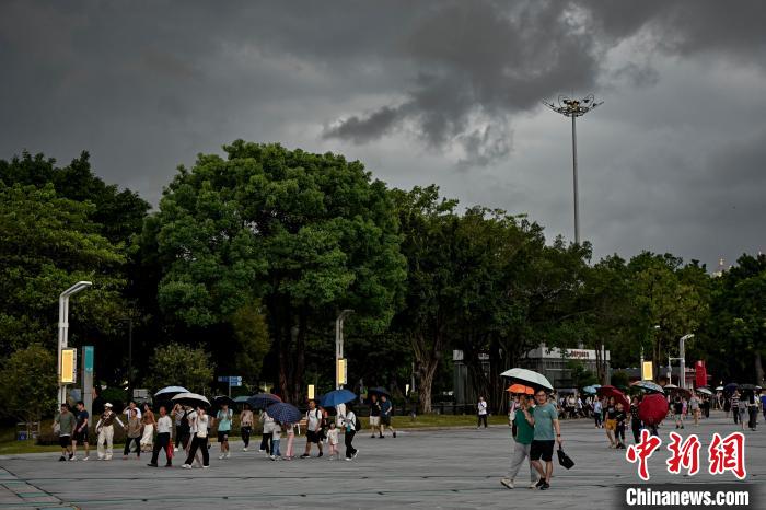 廣州天河區(qū)上空烏云密布?！￡愺K旻 攝