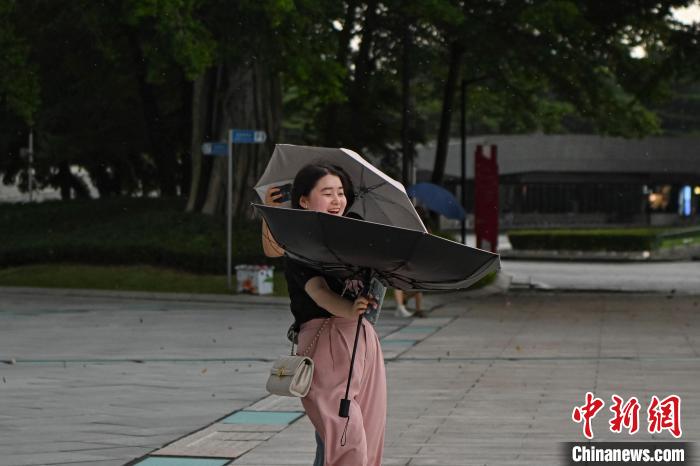 大風將一名市民的雨傘吹翻?！￡愺K旻 攝