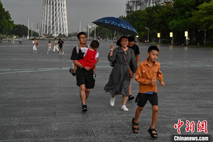 市民前往室內避雨?！￡愺K旻 攝