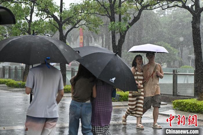 市民雨中出行?！￡愺K旻 攝