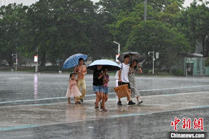 市民雨中出行?！￡愺K旻 攝