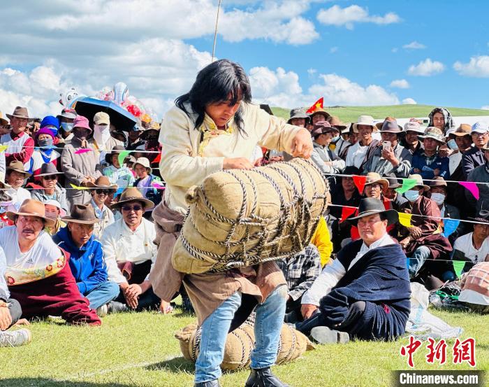 圖為草原漢子舉沙袋?！∽刻抛?攝