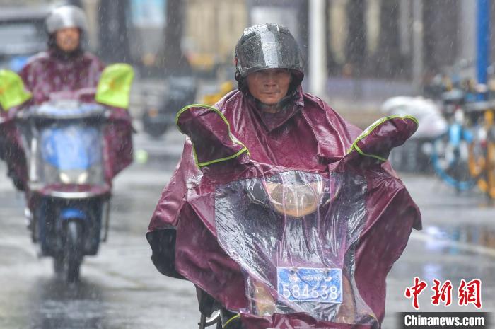 臺(tái)風(fēng)“泰利”攜風(fēng)雨影響海南