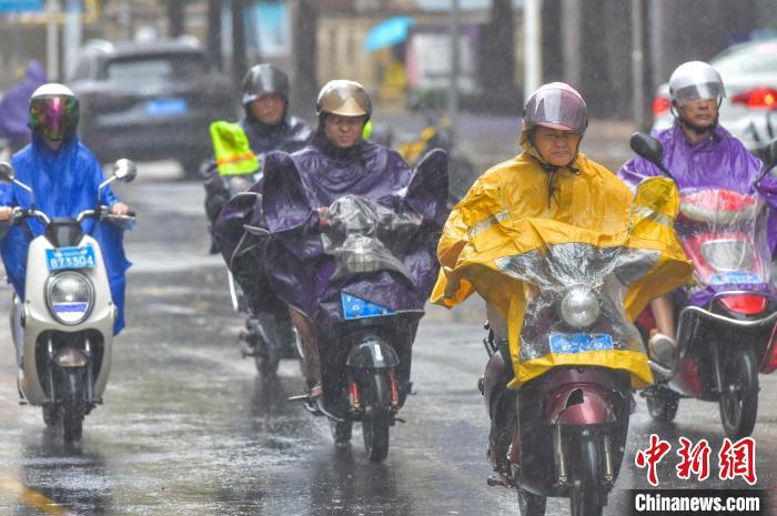 圖為海口民眾在雨中騎行?！●樤骑w 攝