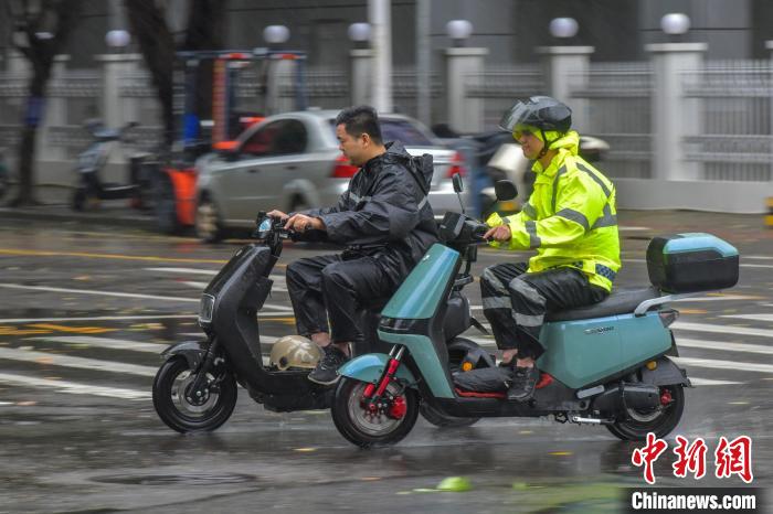 圖為?？谑忻衩坝瓿鲂小！●樤骑w 攝