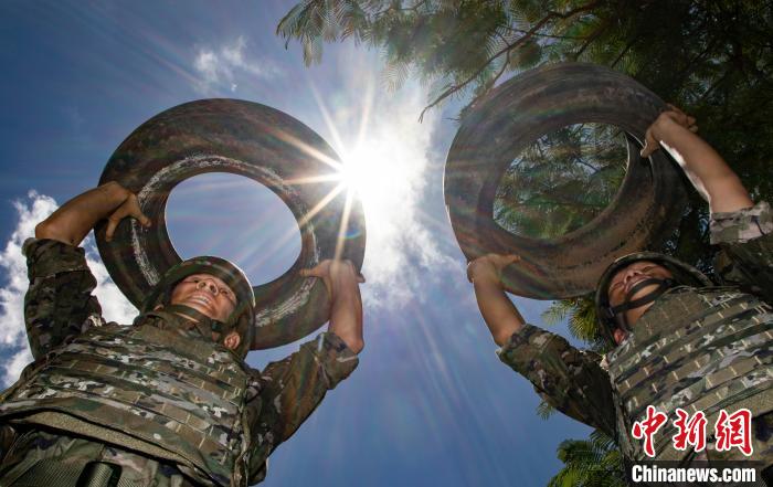 武警官兵在進(jìn)行推舉輪胎訓(xùn)練?！×撼薪?攝