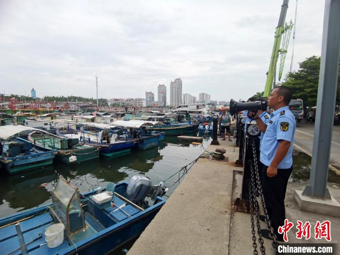 廣西北海風雨逐漸加大連夜實施防臺“六停”措施