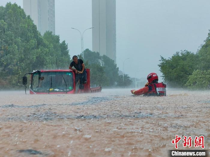 湖北咸寧暴雨引發(fā)內(nèi)澇，消防營(yíng)救疏散民眾 朱燕林 攝