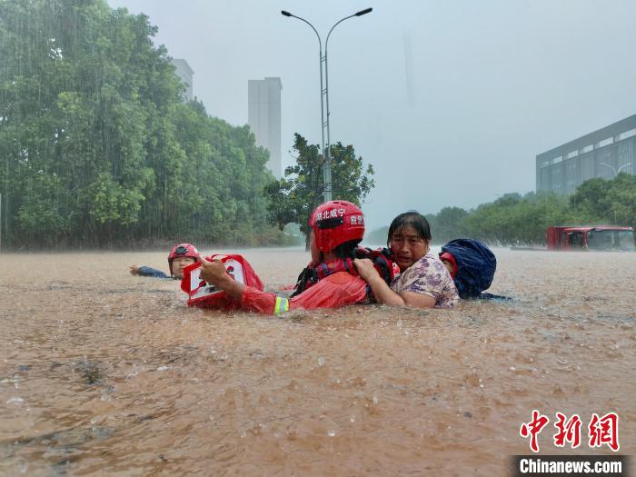 湖北咸寧暴雨引發(fā)內(nèi)澇， 消防營(yíng)救民眾 朱燕林 攝