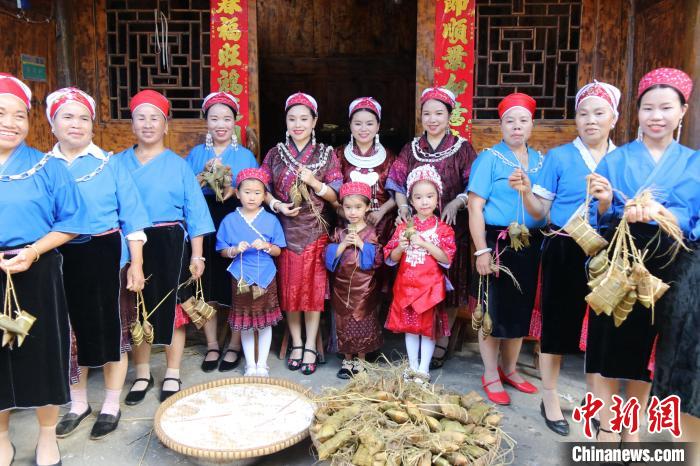 施秉縣楊柳塘鎮(zhèn)板屯村陸地坪苗寨苗族女同胞們一起包粽粑，共慶“六月六”粽粑節(jié)?！⊥踅饙?攝