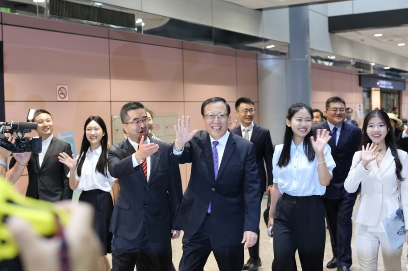 7月15日，大陸高校師生團(tuán)一行抵達(dá)臺(tái)灣桃園機(jī)場(chǎng)。新華社記者 陳君 攝.jpg