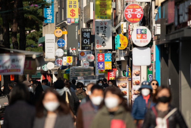 2022年11月24日，行人經(jīng)過韓國(guó)首爾明洞街區(qū)開設(shè)的一些換錢所。（圖源：新華社）