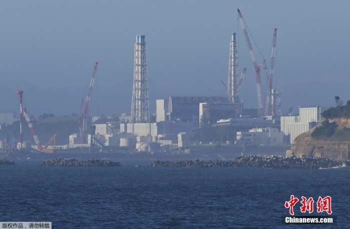 8月24日，從日本福島縣浪江町遠眺因海嘯受損的福島第一核電站。