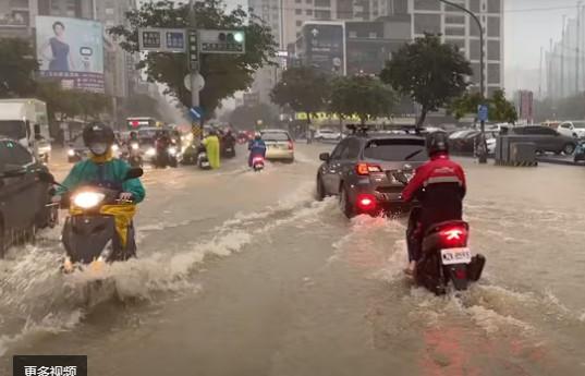 圖為臺(tái)灣高雄市路面淹水。圖片來源：臺(tái)灣“中時(shí)新聞網(wǎng)”視頻截圖.jpg