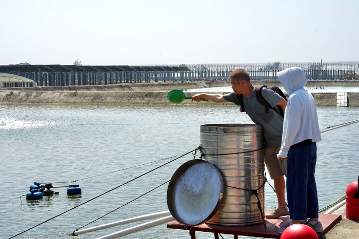 兩岸媒體人喂魚(yú)3