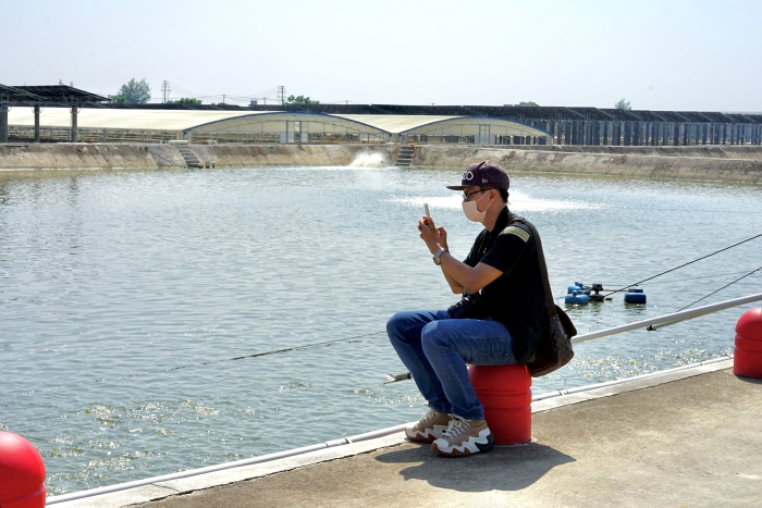 兩岸媒體人喂魚(yú)4