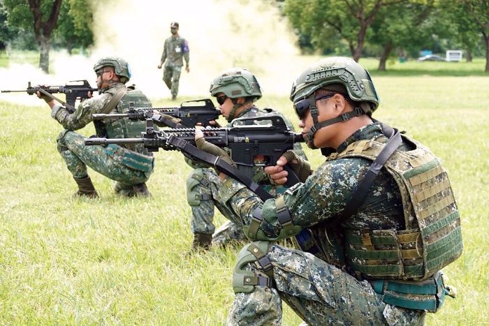 臺軍防務報告書藏民進黨當局壞心思？島內輿論：要用臺灣人的血肉去擋_1694843599506