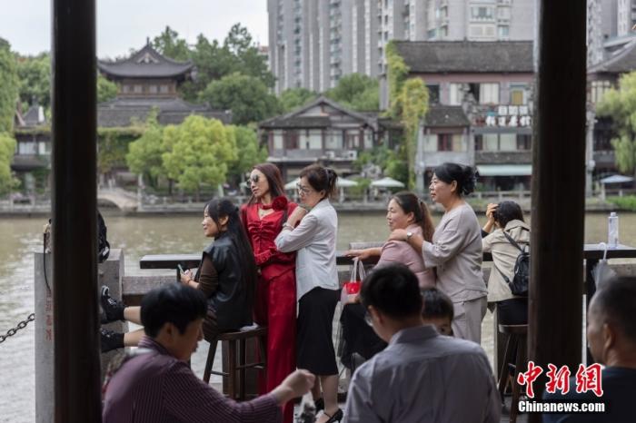 10月6日，浙江杭州，游客在京杭大運(yùn)河南端的拱宸橋附近拍攝照片。 <a target='_blank' href='/'>中新社</a>記者 泱波 攝