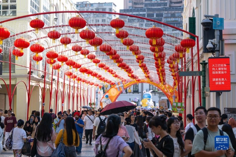 9月30日，游客在澳門議事亭前地游覽。（圖源：新華社）