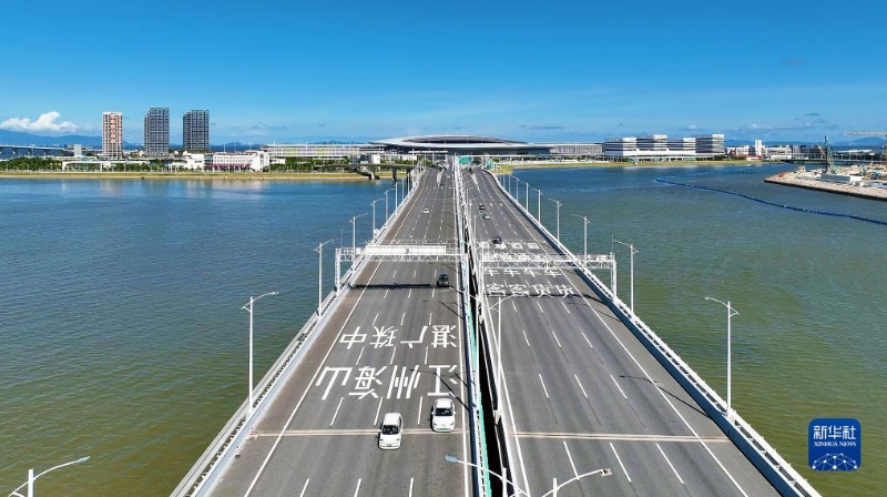 7月11日，車輛在港珠澳大橋上行駛（無人機(jī)照片）。（圖源：新華社）