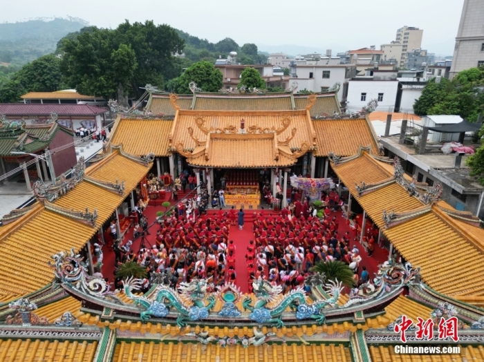 10月19日，廣東省揭陽市，海峽兩岸三山國王祭祀大典在在三山國王祖廟(三山祖廟遺址)舉辦。據悉，三山國王文化是發(fā)源于粵東地區(qū)、傳播到中國臺灣地區(qū)和東南亞等地的民間信仰，揭陽三山國王祖廟距今1400多年，是兩岸三山國王宮廟的祖庭。圖為兩岸三山國王文化交流參訪團成員參加祭祀大典。(無人機照片)<a target='_blank' href='/'>中新社</a>記者 陳楚紅 攝